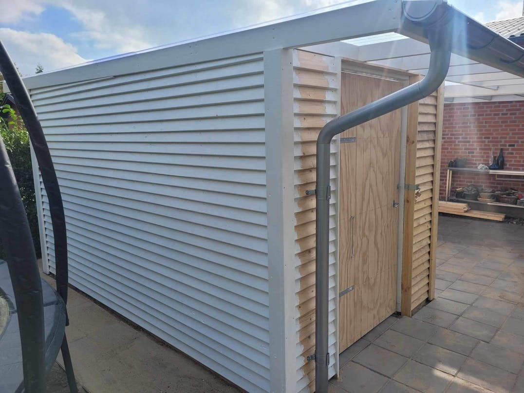 Overdækket terrasse med skur Overdækket terrasse med skur